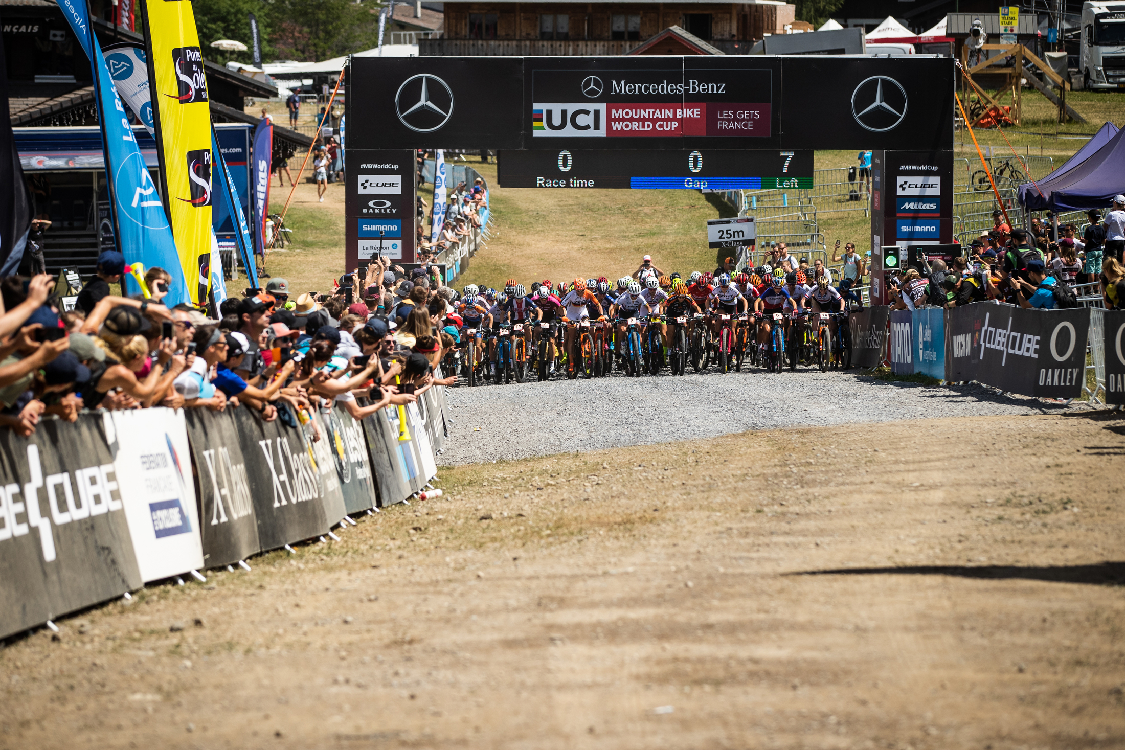 The Women's Elite field puts their first pedal strokes down on the XCO course.